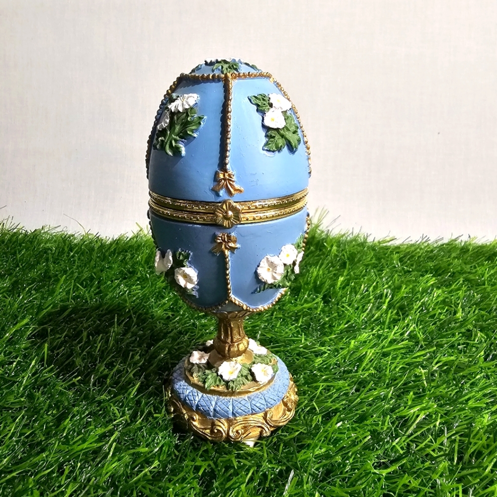VINTAGE TRINKET BOX PORCELAIN EGG SHAPED HINGE LID BLUE & WITH WHITE FLOWERS